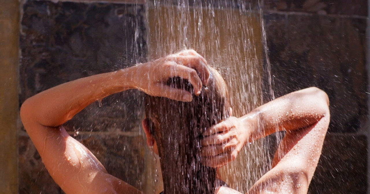 Na jedną kąpiel w niezbyt dużej wannie zużywamy ok. 100 litrów wody. Staraj się wybierać prysznic /123RF/PICSEL