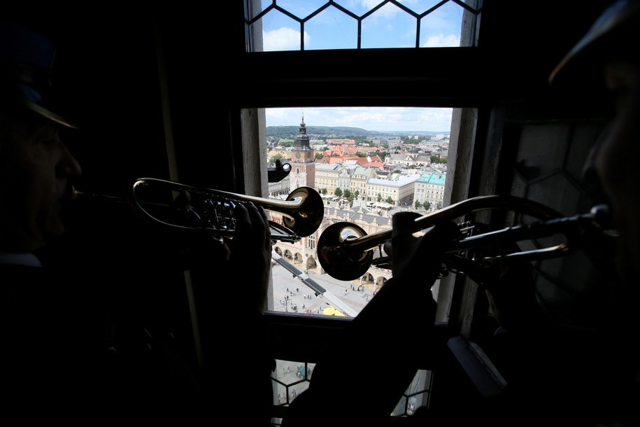 Na jednej zmianie służbowej pracuje dwóch hejnalistów /Stanisław Rozpędzik /PAP