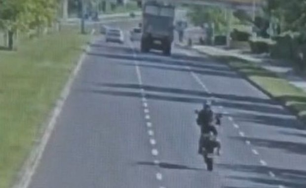 Na jednym kole przed policjantami zmieniał pas. Brawurowa jazda motocyklisty w Lubinie