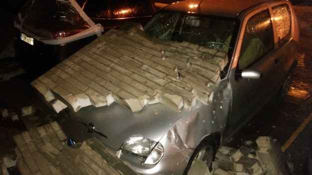 Na jednym z osiedlowych parkingów na Targówku na samochody runął mur /Przemek Mzyk /RMF MAXX