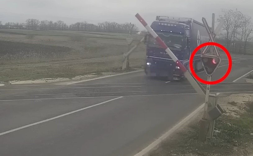 Na jednym z przejazdów kolejowych kierowca ciężarówki wyłamał opuszczającą się półzaporę. Jego kolega po fachu zrobił to samo niecałą godzinę później. /PoliceHungary/ You Tube/ zrzut ekranu /