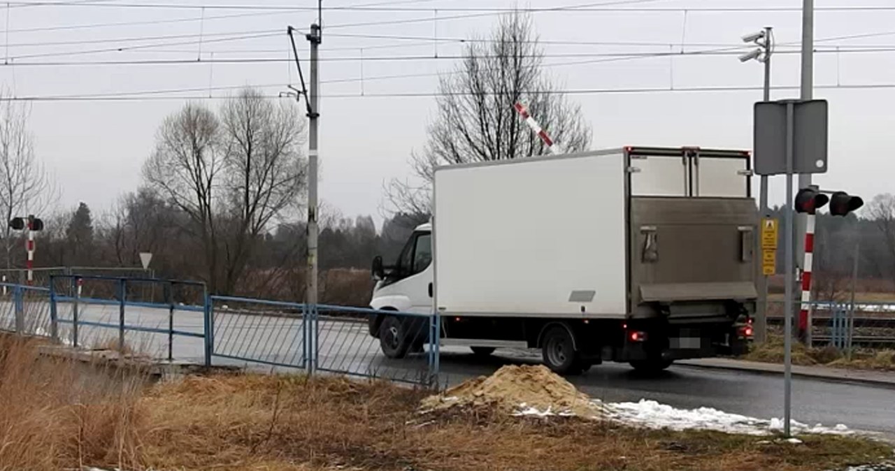 Na jednym z przejazdów w podkieleckiej gminie Piekoszów kierowca busa omal nie złamał zapory. Dostał 2100 zł mandatu /Polska Policja /Informacja prasowa