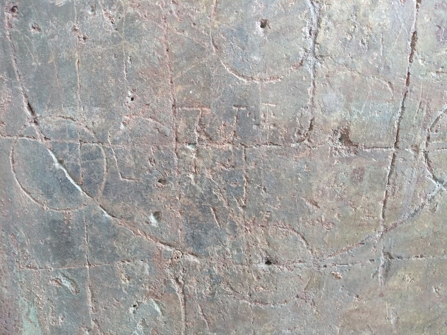 Na jednym ze znaków odkryto fragmenty liter lub symboli. /Mariusz Meus  /