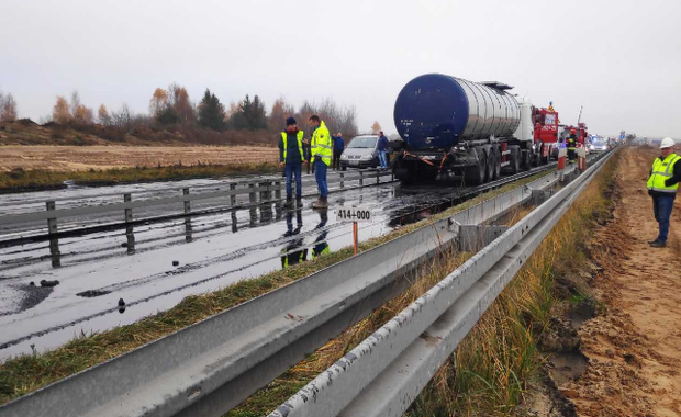 Na "jedynce" w Mykanowie z cysterny wyciekł asfalt