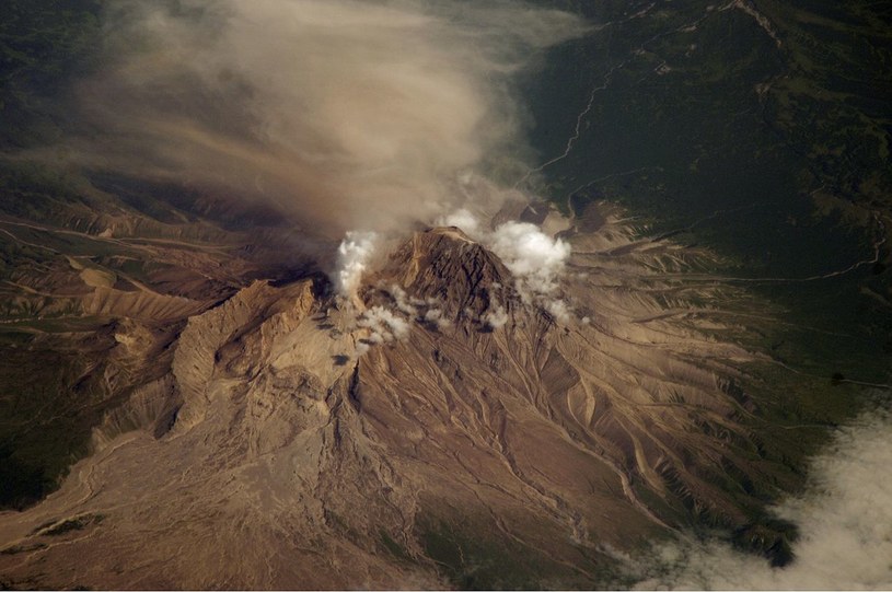 Na Kamczatce znajduje się 29 aktywnych wulkanów, które leżą na pasie Ziemi zwanym "Pieścieniem Ognia". /NASA