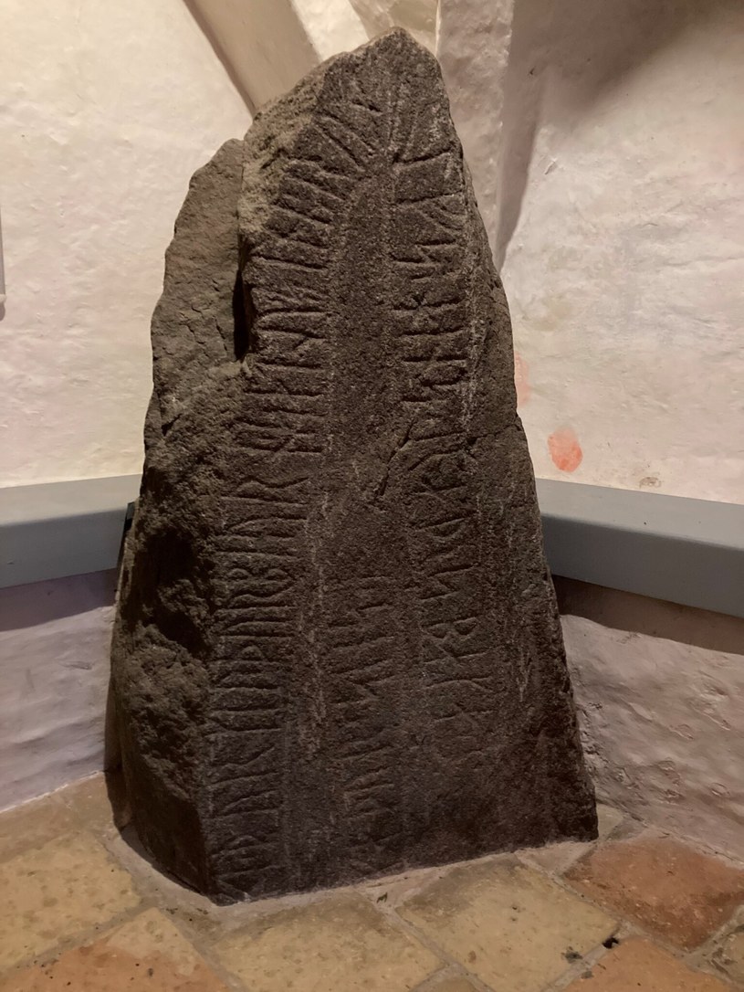 Na kamieniu widnieje napis: "Hove, Thorkild, Thorbjørn ustawili kamień swojego ojca Runulva den Rådnilde" /Nordjyske Museer /materiały prasowe