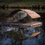 Na kanałach i stawach stanęły dziwne konstrukcje. O co chodzi?