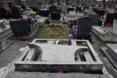 ​Na katowickim cmentarzu zniszczono ponad 70 nagrobków