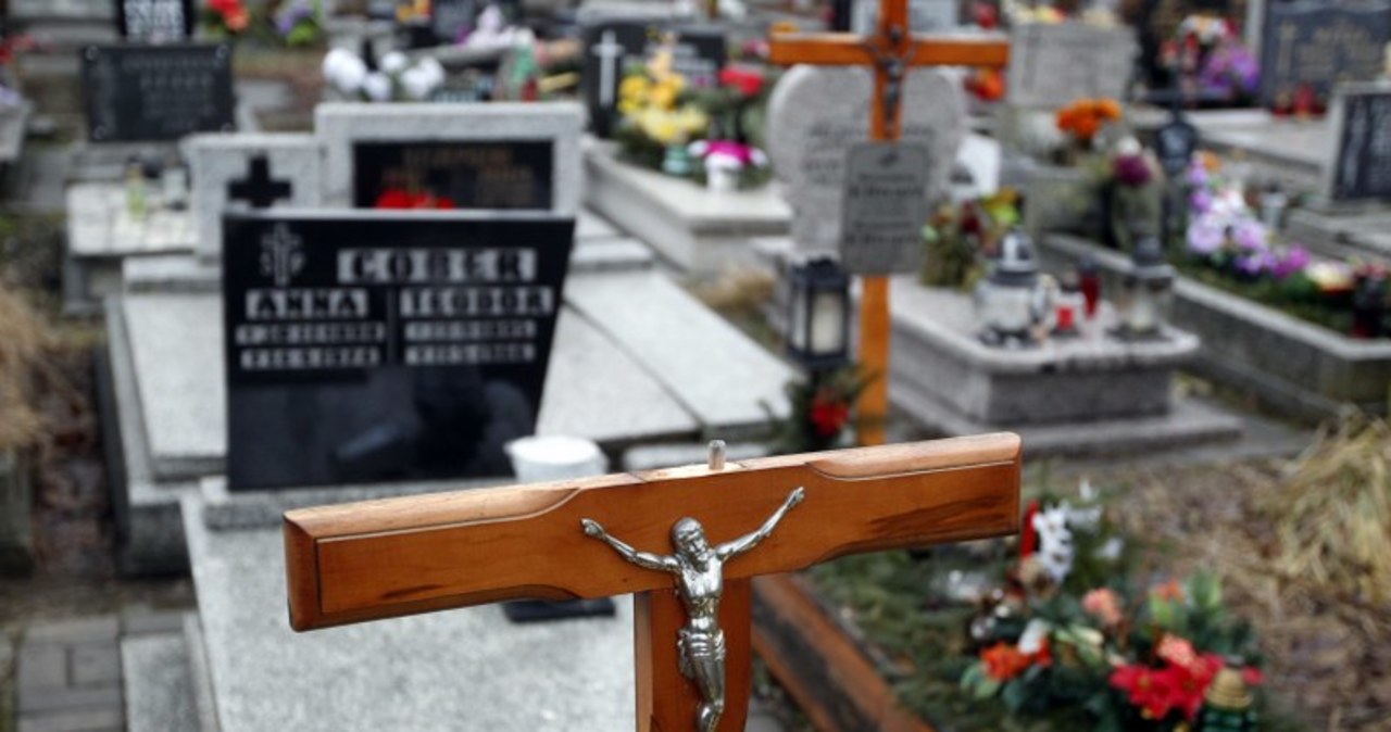 ​Na katowickim cmentarzu zniszczono ponad 70 nagrobków