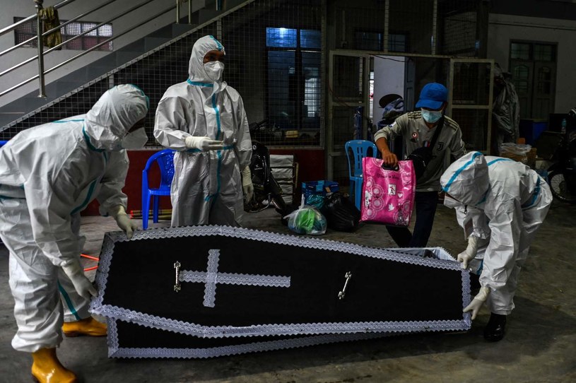 Na każde 1000 osób na świecie pandemia spowodowała więcej niż jedną nadmierną śmierć w ciągu dwóch lat /AFP