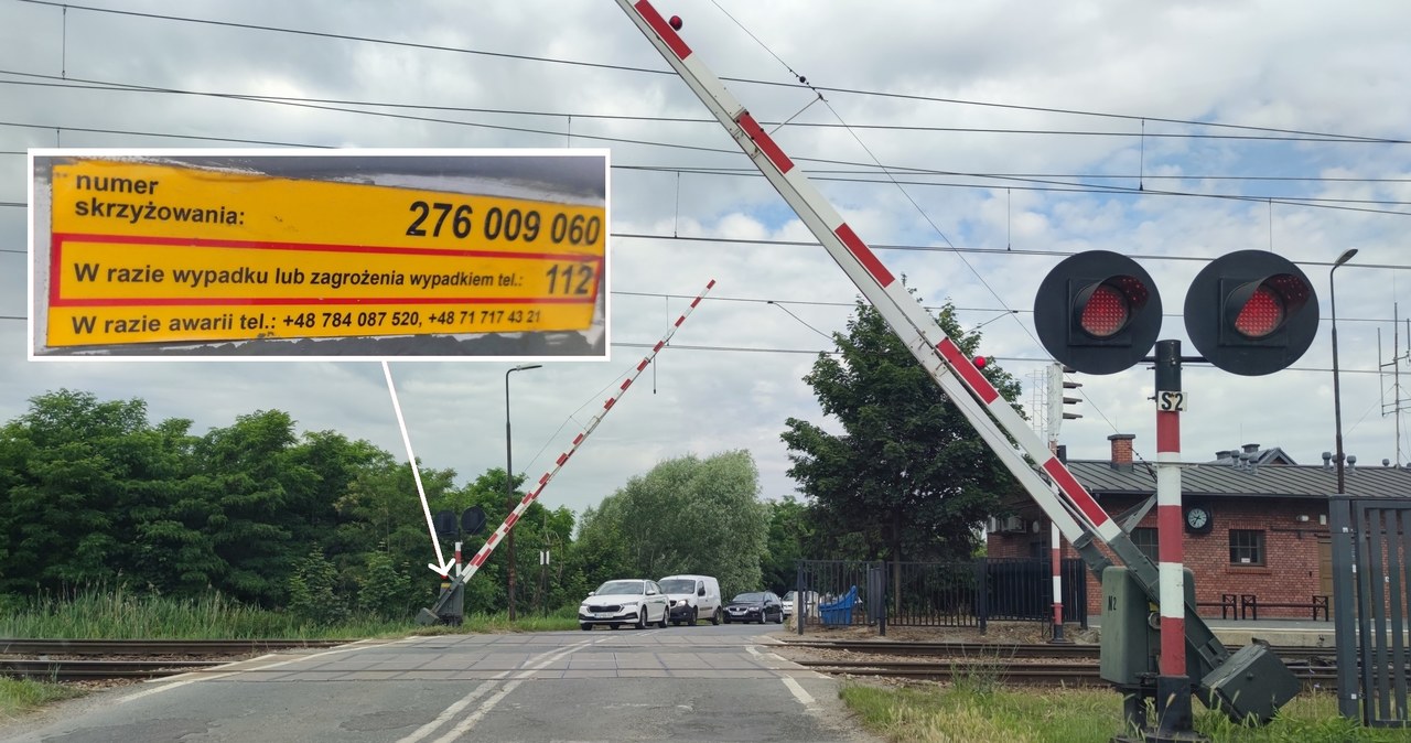 Na każdym przejeździe kolejowym znajduje się żółta naklejka, która przydaje się w awaryjnych sytuacjach /Michał Janiszyn /INTERIA.PL