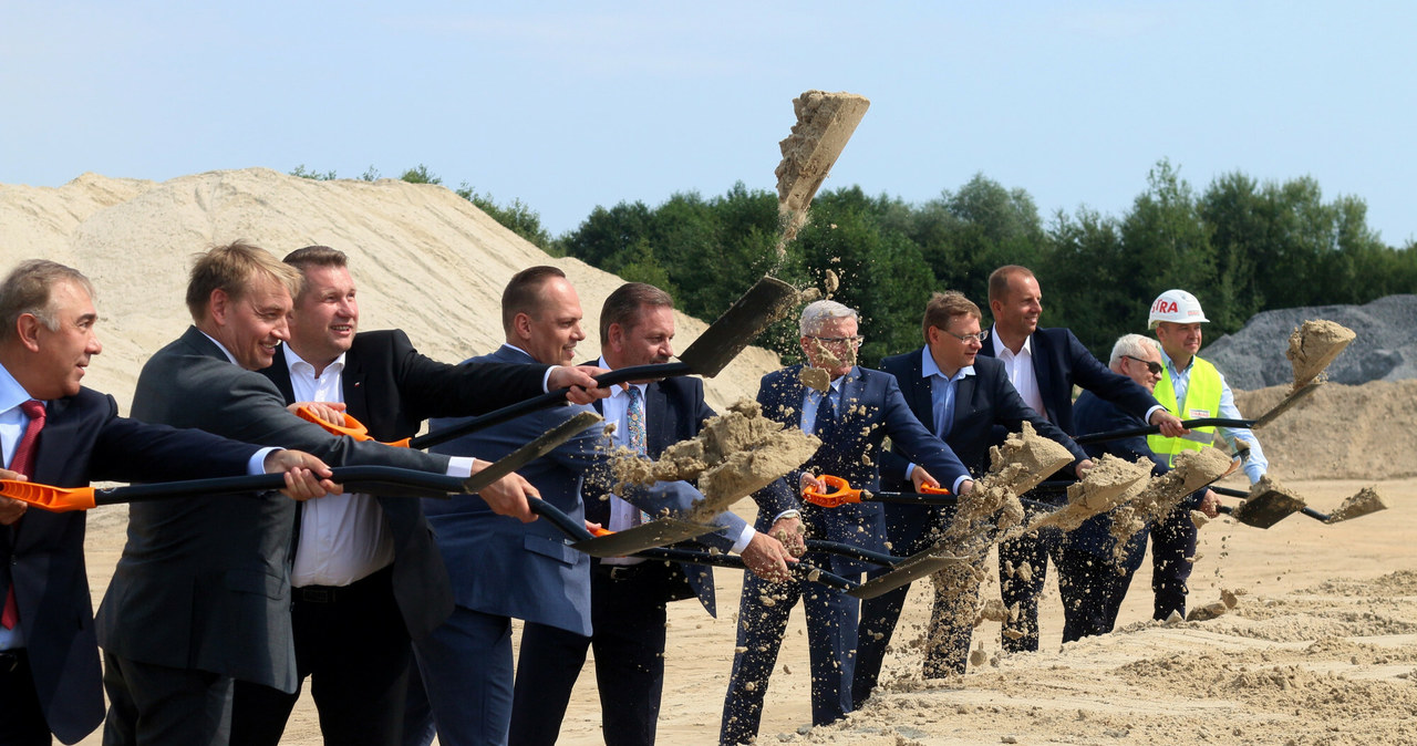 Na każdym rozpoczęciu budowy oficjele ledwo się mieszczą... Ale gotowych jest zaledwie 70 km dróg i to w dużej mierze jednopasmowych /Łukasz Kaczanowski/Polska Press /East News