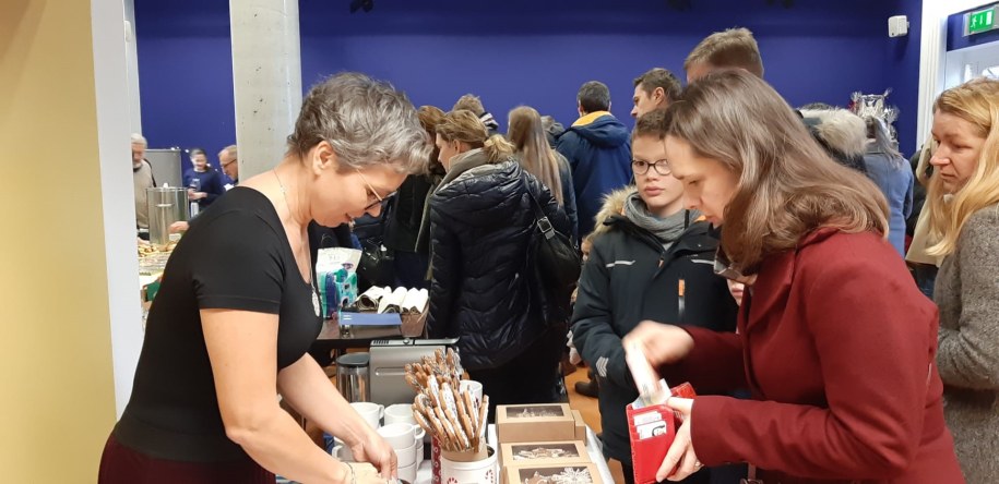Na kiermaszu furorę robi jednak nie tylko „strawa duchowa”, ogromne powodzenie mają świąteczne wyroby /Katarzyna Szymańska-Borginion /RMF FM