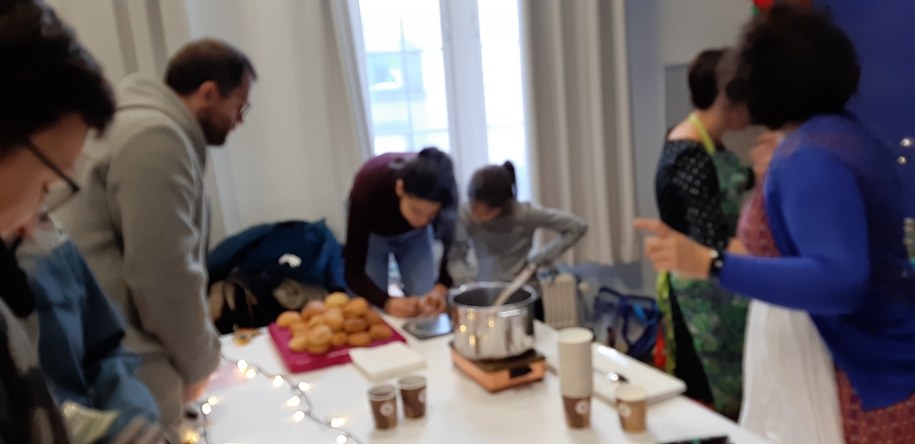 Na kiermaszu furorę robi jednak nie tylko „strawa duchowa”, ogromne powodzenie mają świąteczne wyroby /Katarzyna Szymańska-Borginion /RMF FM