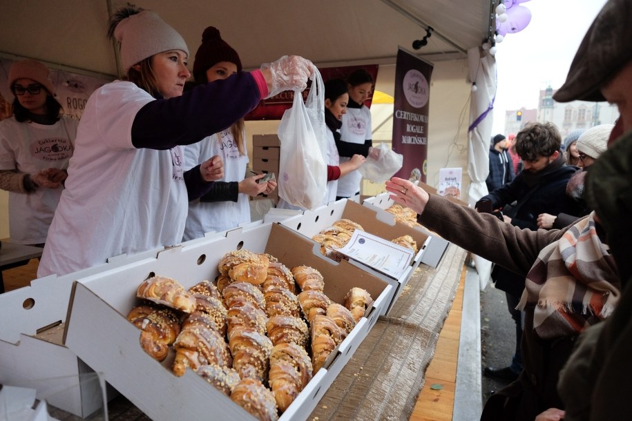 Na kiermaszu towarzyszącym urodzinowym obchodom największym "wzięciem" cieszą się rogale świętomarcińskie /	Jakub Kaczmarczyk   /PAP