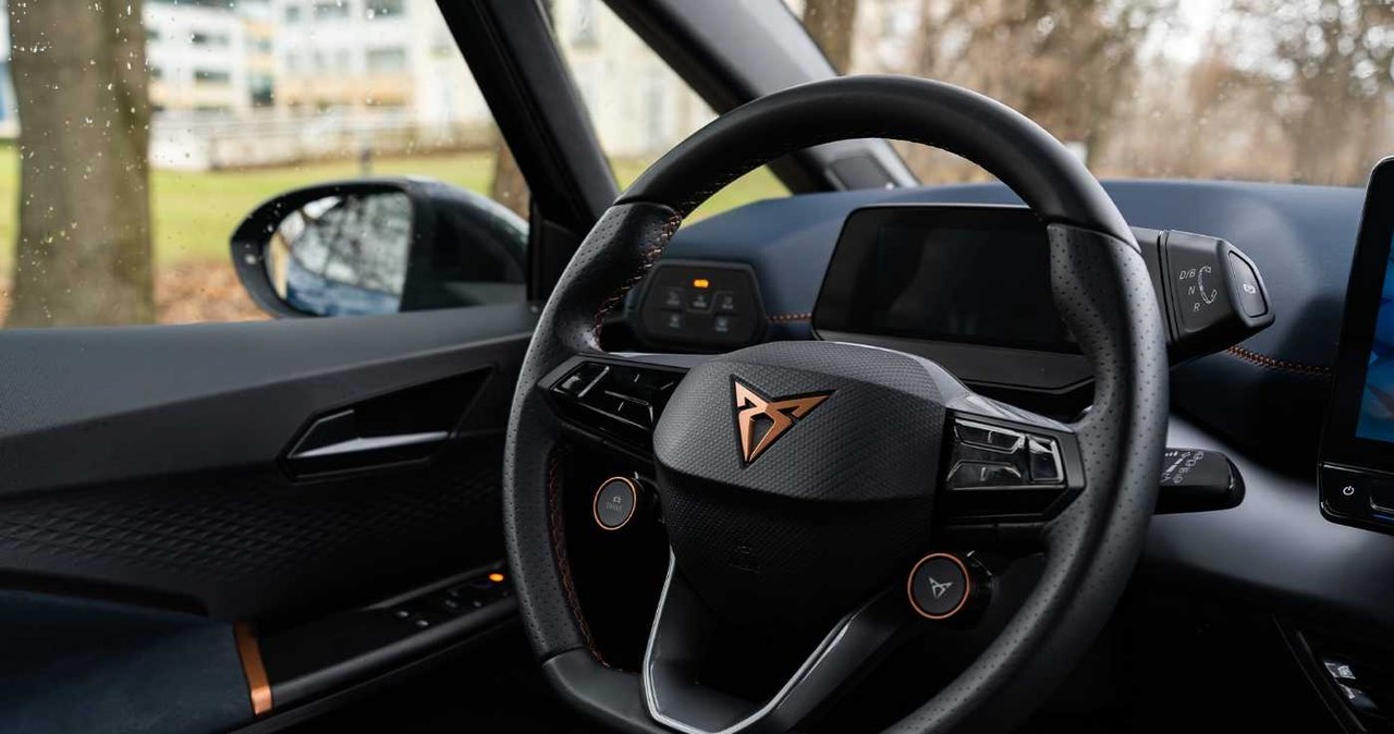Na kierownicy oprócz dotykowych paneli znajdują się dodatkowe przyciski służące do wyboru trybu jazdy. /Jan Guss-Gasiński /INTERIA.PL