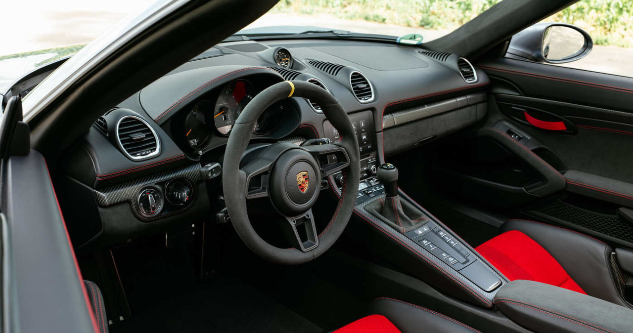 Na kierownicy Spydera RS nie ma żadnych przycisków. Dźwignia zmiany biegów wygląda jak w skrzyni manualnej /materiały prasowe