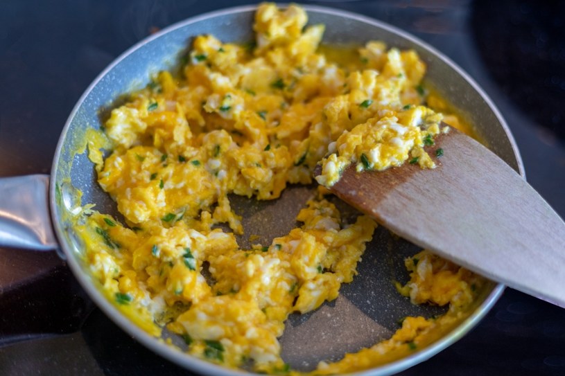 Na kolację doskonale sprawdzi się jajecznica z warzywami lub z dodatkiem serka wiejskiego /123RF/PICSEL