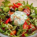 Na kolację i na imprezę będzie idealna. Sałatka gyros z domowym tzatziki