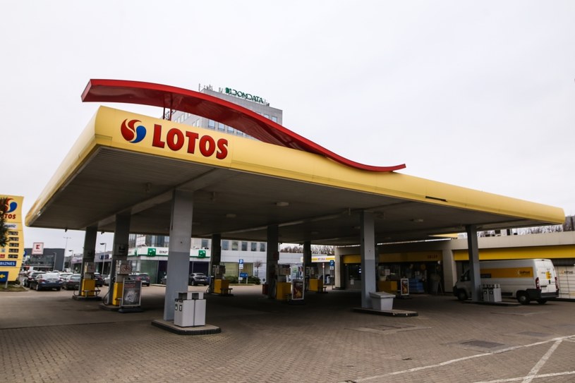 Na koniec 2021 roku działało 520 stacji paliw z logo Lotosu, o siedem więcej niż na koniec 2020 roku /Adam Jastrzębowski /Getty Images