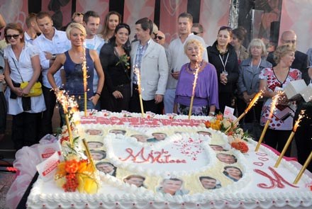 Na koniec na wszystkich czekał wielki tort z podobiznami bohaterów - fot. A.Szilagyi /MWMedia