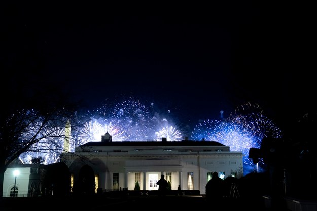 Na koniec - przy pokazie fajerwerków nad Pomnikiem Waszyngtona - swój przebój "Firework" odśpiewała Katy Perry. /Stefani Reynolds / POOL /PAP/EPA