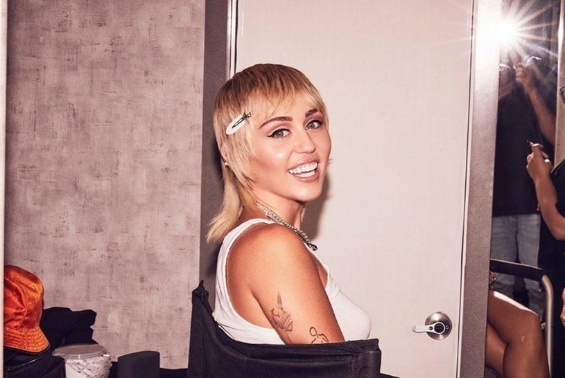 Na kontrowersyjne cięcie zdecydowała się również Miley Cyrus /FaceToFace/REPORTER /Reporter