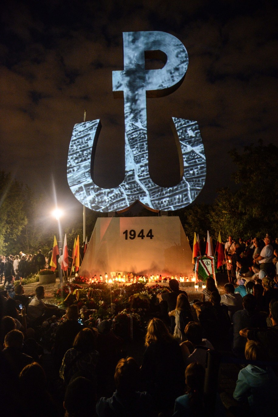 Na Kopcu Powstania Warszawskiego na stołecznym Mokotowie zapalono ogień pamięci przyniesiony przez sztafetę pokoleń z Grobu Nieznanego Żołnierza /Jakub Kaminski /PAP
