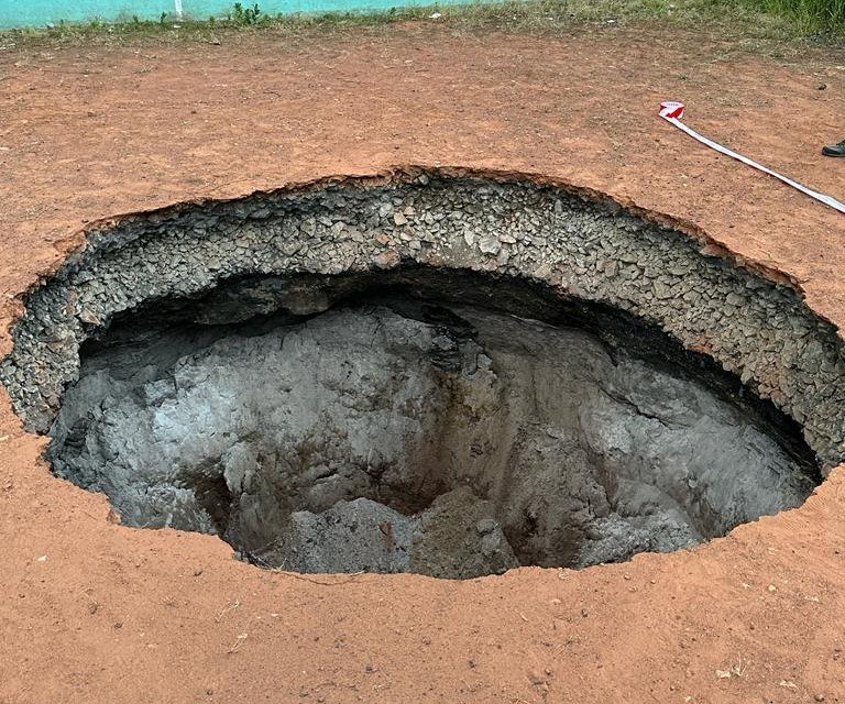 Na kortach tenisowych zapadła się ziemia /Jarosław Okoczuk /