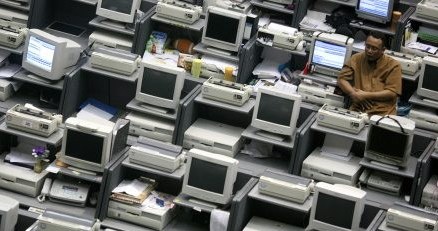 Na korzyść cyberprzestępców pracują nieraz tysiące komputerów /AFP