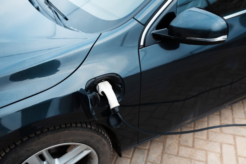 Na koszt ładowania samochodu elektrycznego ma wpływ wiele czynników /123RF/PICSEL /123RF/PICSEL