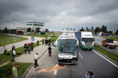 Na krajowej „jedynce” autobus zderzył się z tirem