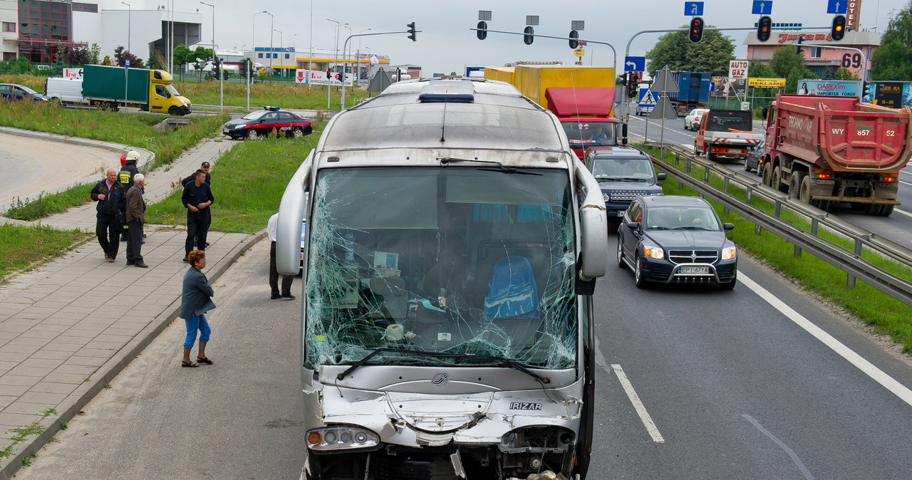 Na krajowej „jedynce” autobus zderzył się z tirem