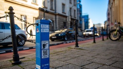 Na krakowskie ulice wracają stacje naprawy rowerów 