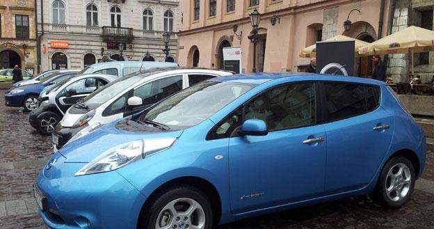 Na krakowskim Małym Rynku pojawiły się ekologiczne auta. Na pierwszym planie nissan leaf /INTERIA.PL