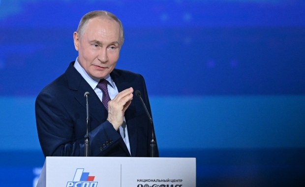 Na Kremlu strzelają korki od szampana. "Wkładamy pieniądze w kieszeń naszym wrogom"