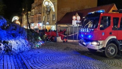Na Krupówkach przewróciła się choinka. Dwie osoby ranne