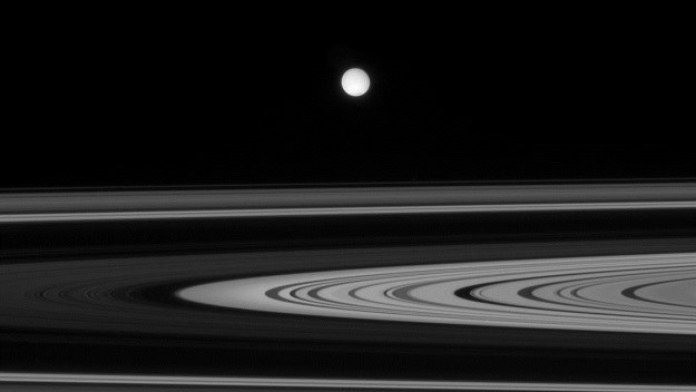 Na księżycach Saturna może istnieć życie? /NASA