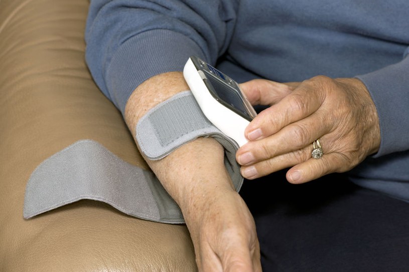 Na której ręce mierzyć ciśnienie? Taki pomiar jest już standardem