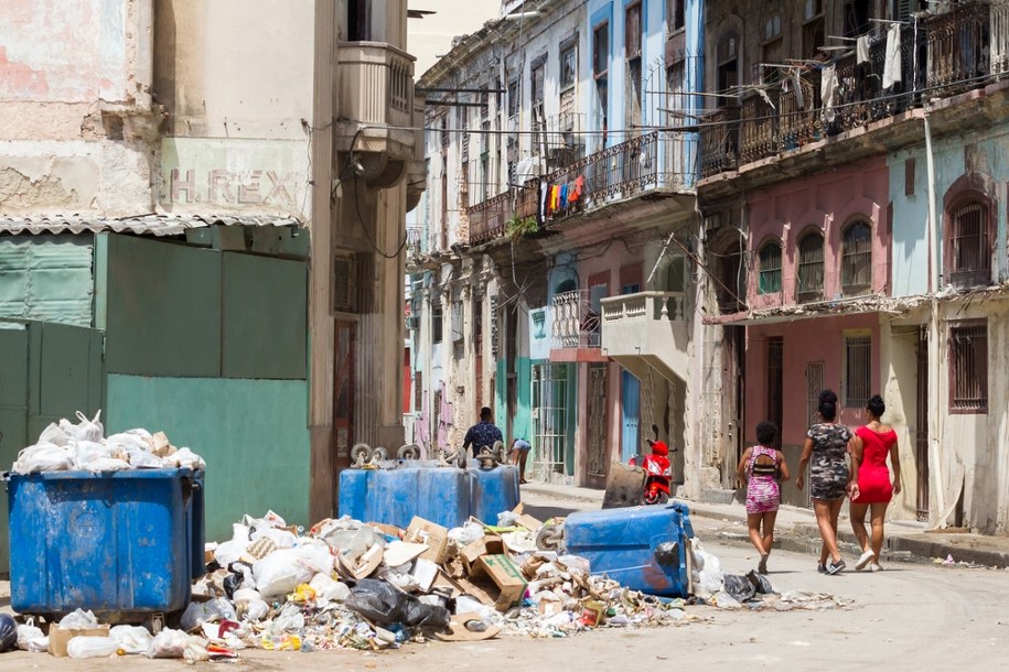 Szmaty, pudła, butelki. Hawana tonie w śmieciach przez kryzys