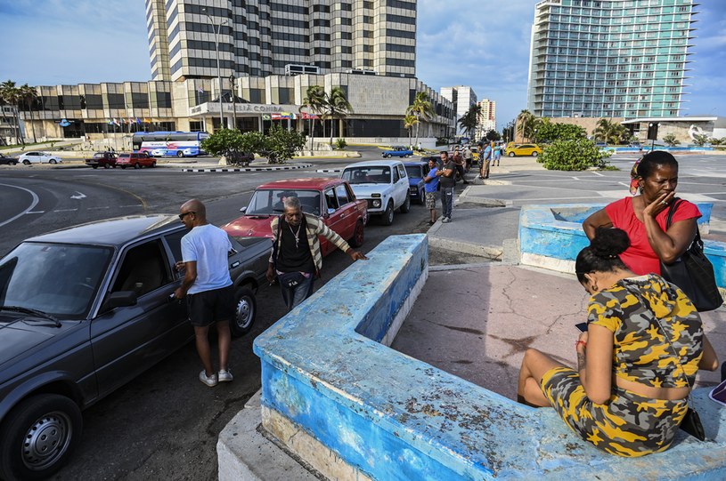 Na Kubie brakuje paliwa. Do stacji benzynowych ustawiają się długie kolejki /YAMIL LAGE /AFP