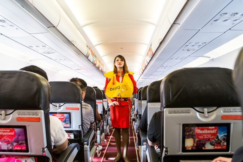 Na kursach dla stewardes wykłada się, jak zachowywać się w sytuacjach zagrożenia, kandydatki poznają techniki samoobrony /123RF/PICSEL