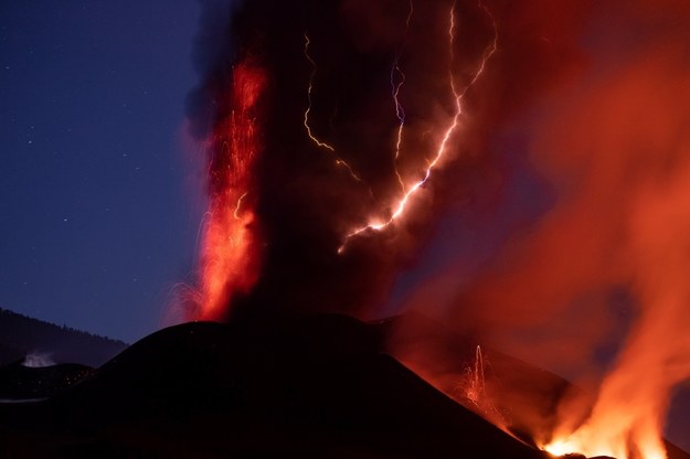 Na La Palmie wulkaniczna magma zniszczyła już ponad 2,7 tys. budynków. /JOSE JUAN RODRIGUEZ ROCHA HANDOUT /PAP/EPA