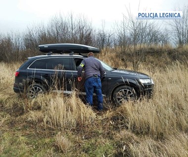 Na łące stało drogie audi z włączonym silnikiem...