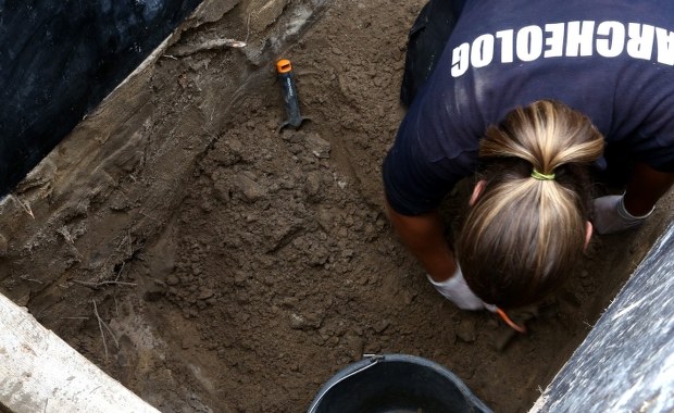 Na Łączce zaczęło się przenoszenie grobów