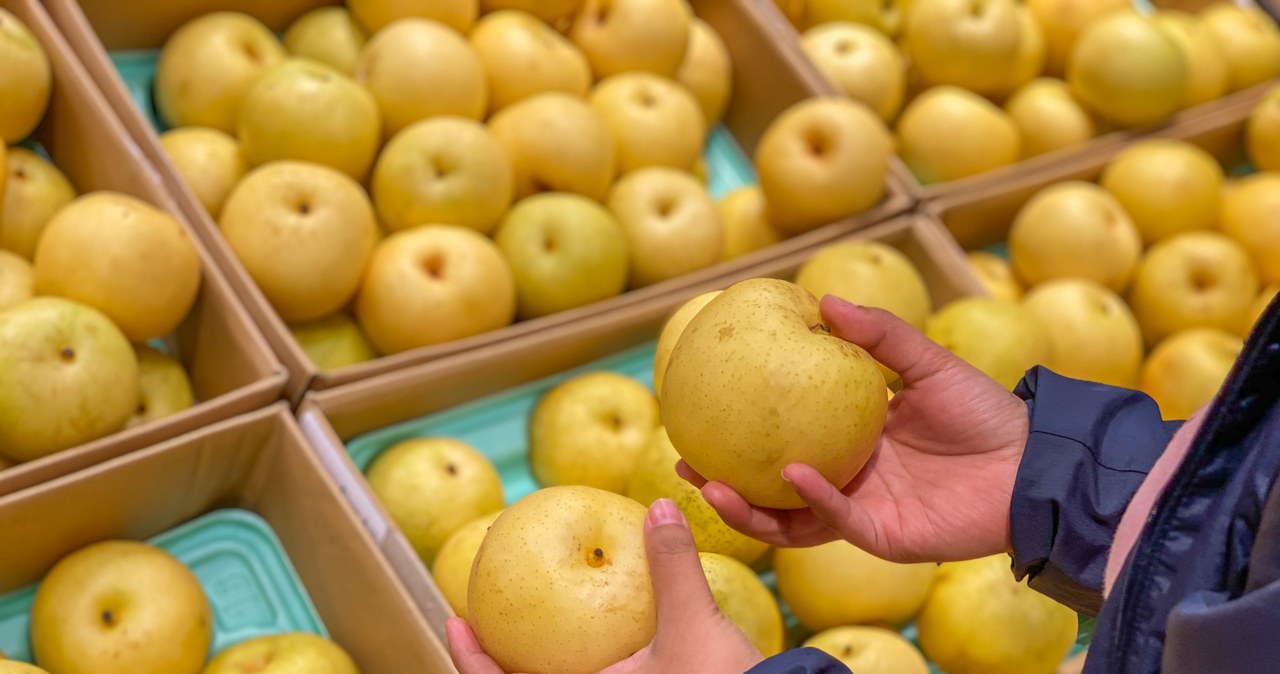 Na liście "naturalnych spalaczy" tłuszczów znajdują się m.in. gruszki i jabłka /123RF/PICSEL