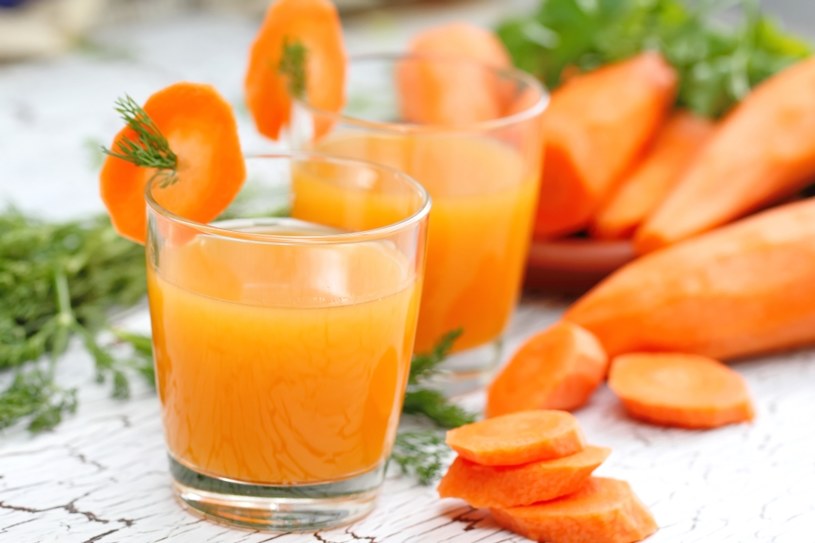 Na liście produktów, które warto mieć w swojej spiżarnianej kosmetyczce, znalazły się mango - bogate źródło witaminy C oraz marchew /123RF/PICSEL