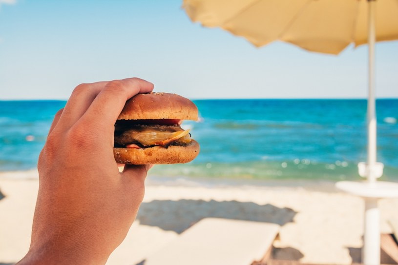Na liście produktów, których lepiej wystrzegać się na plaży, znalazły się m.in. hamburgery, słone przekąski i alkohol /123RF/PICSEL