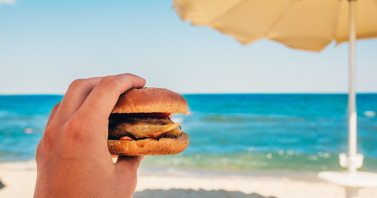 Na liście produktów, których lepiej wystrzegać się na plaży, znalazły się m.in. hamburgery, słone przekąski i alkohol /123RF/PICSEL