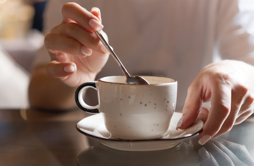 Na liście rzeczy, których nie powinno się robić po posiłku, znajduje się m.in. picie kawy. Co jeszcze? /123RF/PICSEL